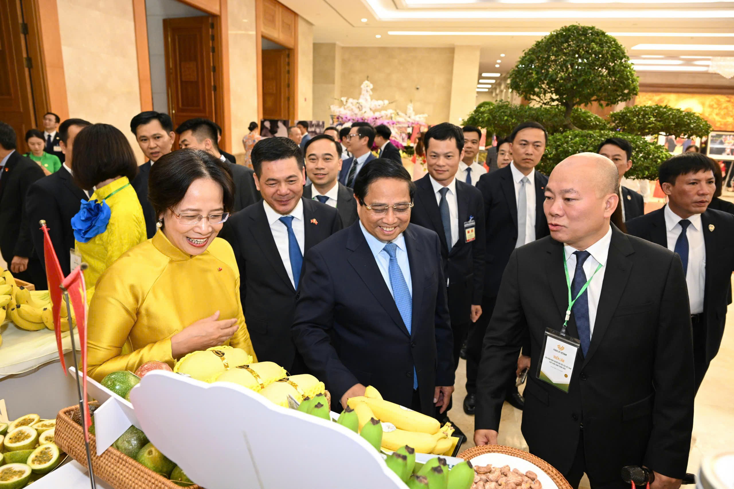 Ảnh: Thủ tướng Phạm Minh Chính và Thủ tướng Trung Quốc Lý Cường tham quan Triển lãm sản phẩm nông nghiệp Việt Nam