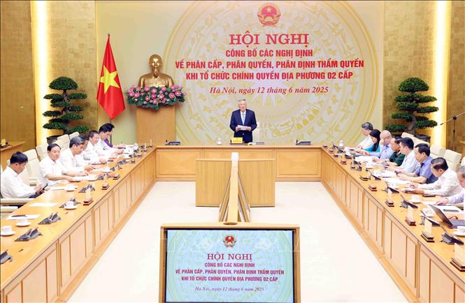 Ban hành các Nghị định về phân quyền, phân cấp hành chính trong lĩnh vực nông nghiệp, môi trường, giáo dục, y tế và đất đai​