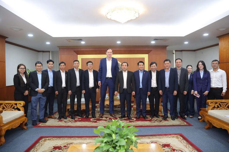 Bộ trưởng Bộ Nông nghiệp và Môi trường làm việc với các doanh nghiệp hàng đầu thế giới của Hà Lan và Tập đoàn Hùng Nhơn